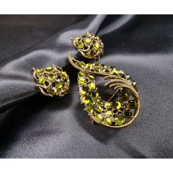 Vintage 1960s Gold-Tone Brooch & Clip-On Earrings Set With Green Rhinestones - Picture 3 of 3